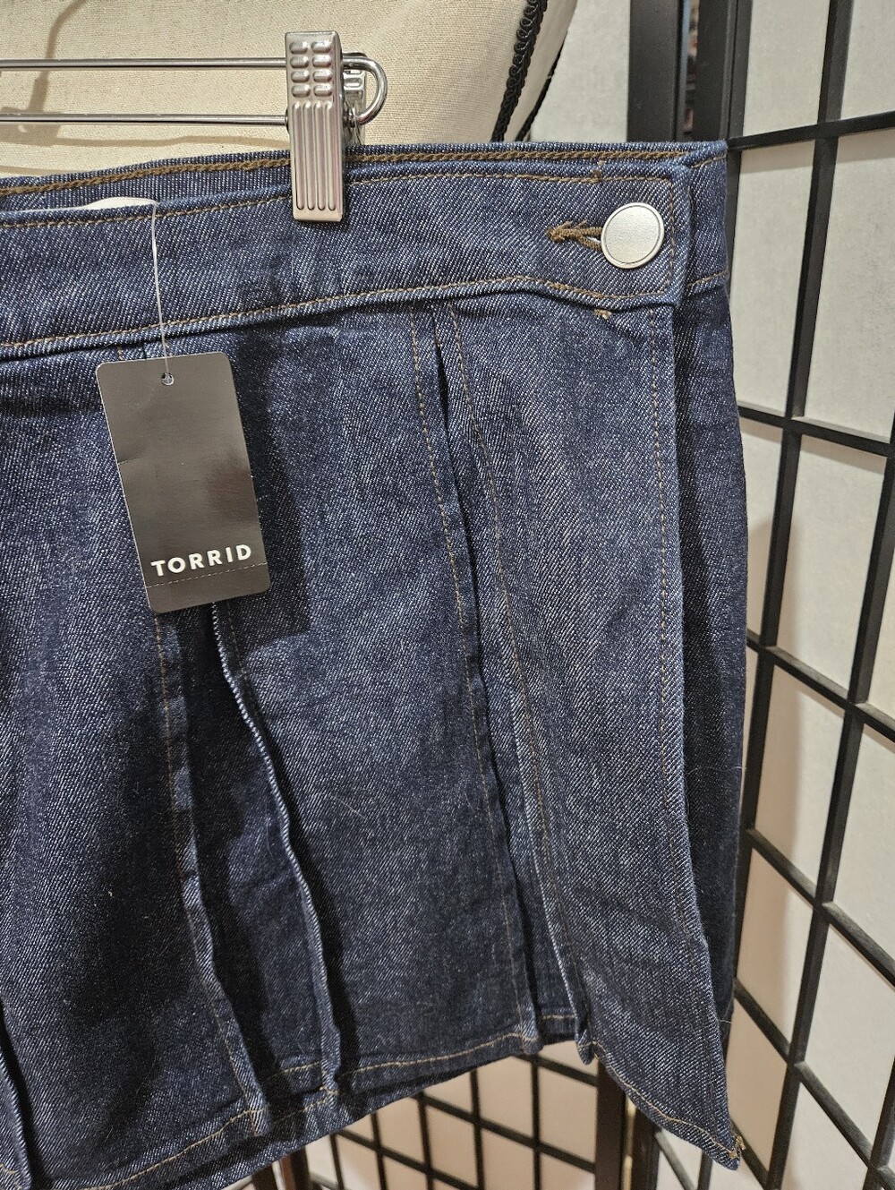NWT Torrid Belle Isle Size 14 Blue Denim Pleated Skort - Picture 2 of 6